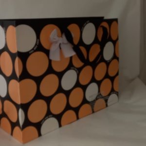 GIFTBAG BLACK W/OR/WT CIRCLES 47X35X15CM
