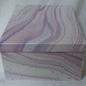 GIFTBOX 9`S WHITE/PK 36.4X28.