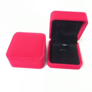 BOX VELVET PENDANT RED BOX 7X7X4CM