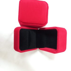 BOX VELVET RING RED BOX 5X5X4CM